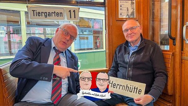 Thomas Kübler und Kurt Gottschalk in einer Oldtimer-Straßenbahn