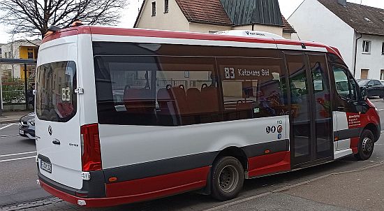 Optimale Ergänzung: Buslinie 83 im Stadtsüden: Kleinbus steht an Haltestelle Katzwang Mitte.