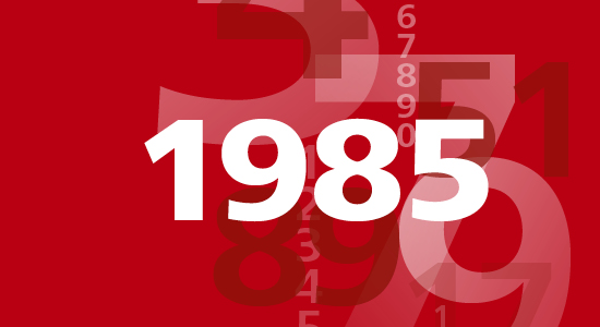 Zahl 1985 auf rotem Hintergrund