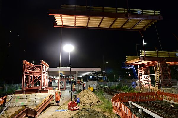U-Bahnhof Messe: Im Zuge der Sanierungsarbeiten wird eine provisorische Fußgängerbrücke eingebaut. U-Bahnhof Messe: Im Zuge der Sanierungsarbeiten wird eine provisorische Fußgängerbrücke eingebaut.