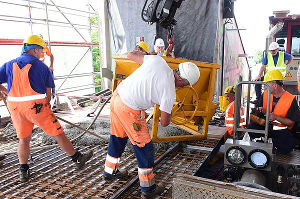 Betonieren des Bahnsteigs am 13. Juli 2021