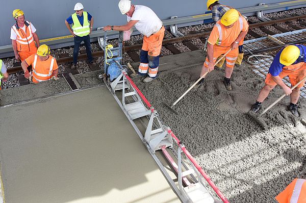 Betonieren des Bahnsteigs am 13. Juli 2021