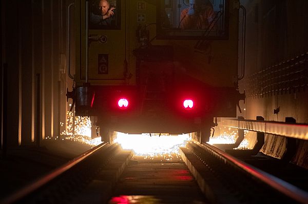 Neuer Schliff für die U-Bahn-Schienen – Spenozug auf U1, U2 und U3 unterwegs. Neuer Schliff für die U-Bahn-Schienen – Spenozug auf U1, U2 und U3 unterwegs.