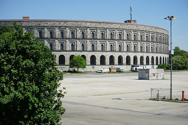 Blick auf Volksfestplatz und Kongresshalle 