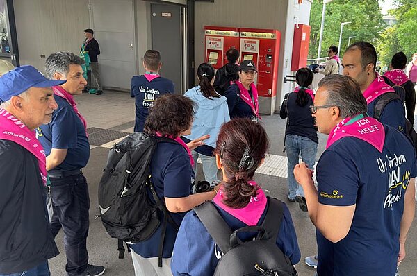 Eine Gruppe Menschen steht am Ausgang des U-Bahnhofes