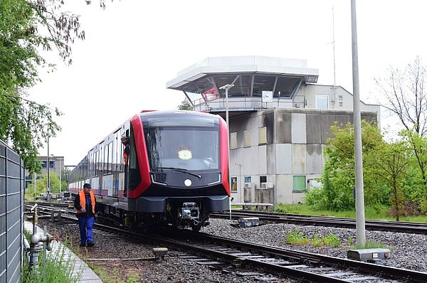 Der erste neue U-Bahn-Zug G1 ist in Nürnberg angekommen. Der erste neue U-Bahn-Zug G1 ist in Nürnberg angekommen.