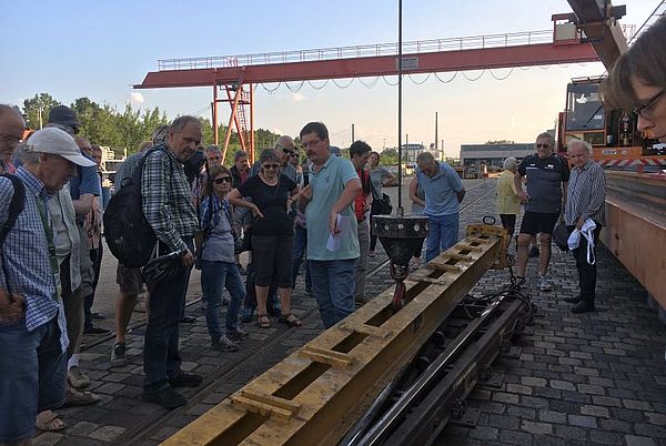 Mobile Bürgerversammlung Karl-Heinz Gunzelmann bei der Weiche auf dem Lagerplatz