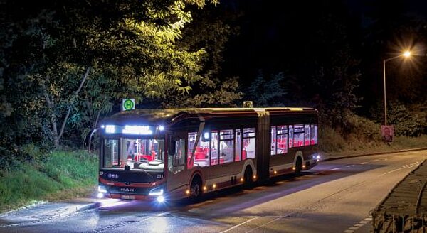 NightLiner-Bus nachts an der Haltestelle