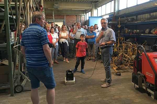 Mobile Bürgerversammlung Gruppe von Herrn Böhm vor der Werkstatt