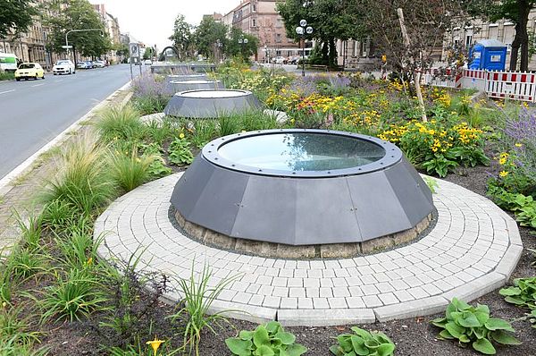 Üppige Blumenpracht an den neuen Lichtkuppeln in der Fürther Straße. Üppige Blumenpracht an den neuen Lichtkuppeln in der Fürther Straße.