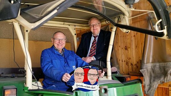 Kurt Gottschalk und Thomas Kübler auf dem Traktor des Historischen Straßenbahndepots  