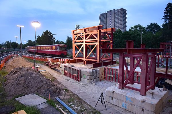 U-Bahnhof Messe: Im Zuge der Sanierungsarbeiten wird eine provisorische Fußgängerbrücke eingebaut.
