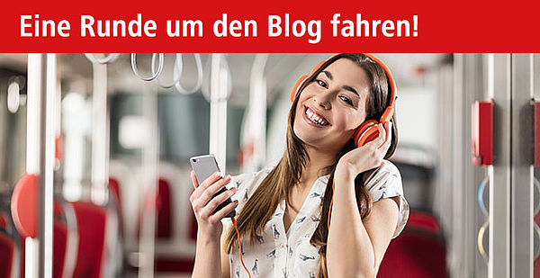 Junges Mädchen im Bus; Kopfhörer auf dem Kopf und Handy in der Hand