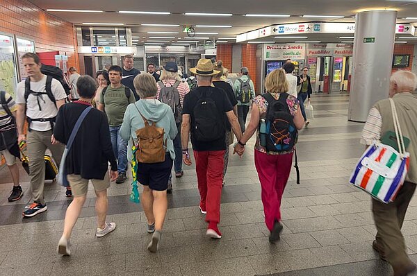 Menschen laufen im U-Bahnhof