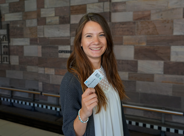 Fahrgast mit Ticket U-Bahnhof