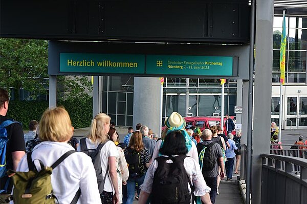 Menschen gehen in die U-Bahn-Station