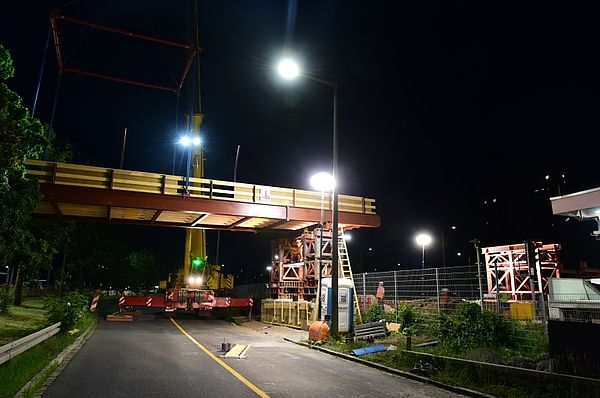 U-Bahnhof Messe: Im Zuge der Sanierungsarbeiten wird eine provisorische Fußgängerbrücke eingebaut. U-Bahnhof Messe: Im Zuge der Sanierungsarbeiten wird eine provisorische Fußgängerbrücke eingebaut.