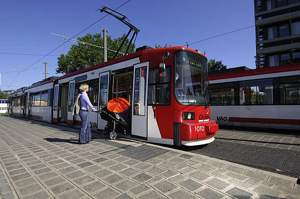 Strassenbahn-Kinderwagen-nuernberg-vag