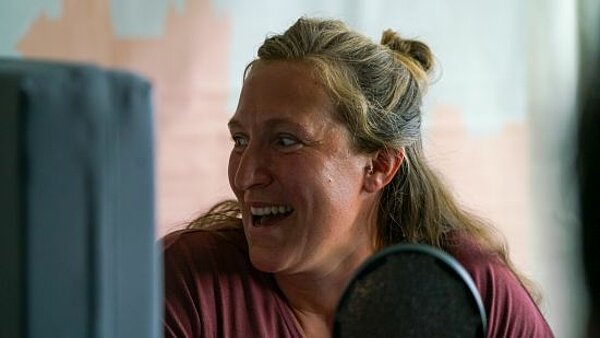 Yvonne Rehbach lachend im Busfunk-Studio
