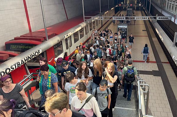 Viele Menschen verlassen die U-Bahn