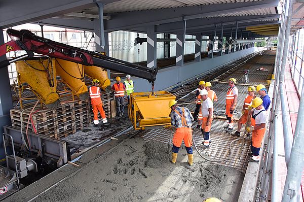 Betonieren des Bahnsteigs am 13. Juli 2021