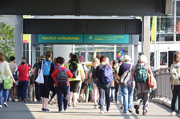 Menschen laufen zur U-Bahn-Station