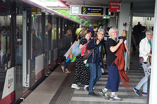 Menschen am U-Bahn-Gleis