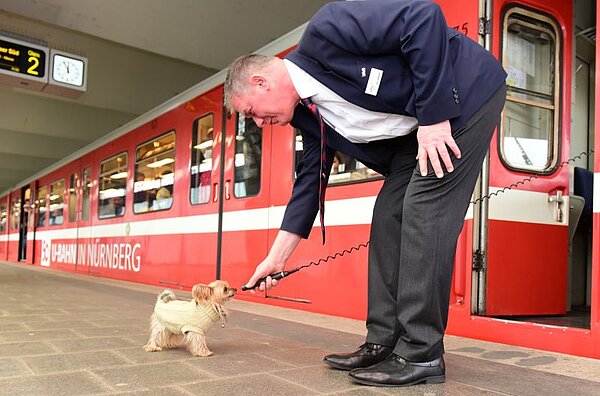 Hund und U-Bahnfahrer
