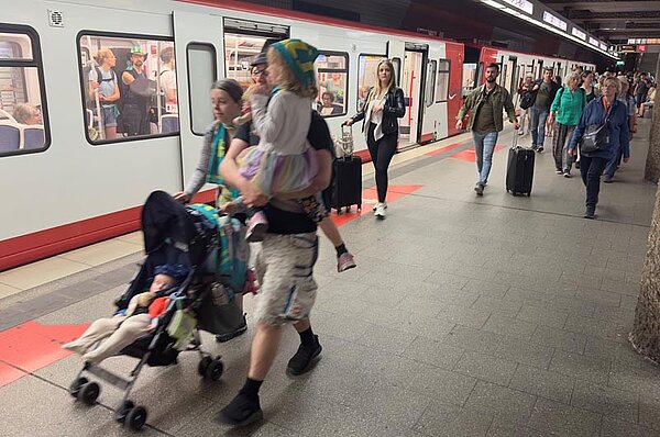 Familie mit Kind vor der U-Bahn