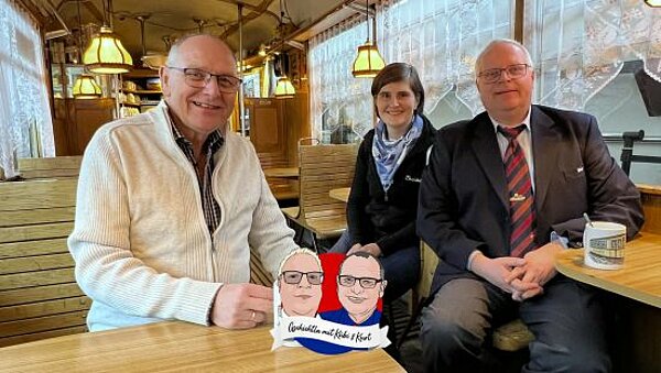 Kurt und Kübi sitzen mit Alexandra Gottschalk im zum Straßaboh-Café umgebauten Straßenbahnwagen im Depot St. Peter