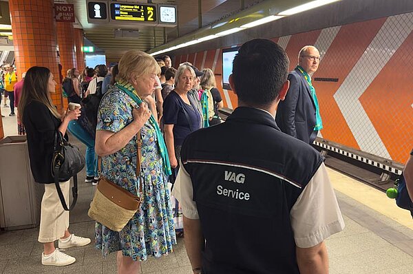 Menschen warten am U-Bahnhof