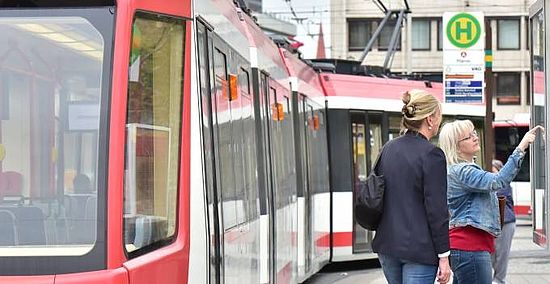 Straßenbahn steht an Haltestelle