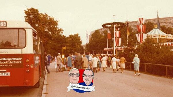 Volksfest in früheren Zeiten: Menschen steigen aus dem Bus und gehen auf den Volksfestplatz