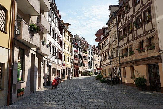 Die Weißgerbergasse in Nürnberg, mit Fachwerkhäusern links und rechts.