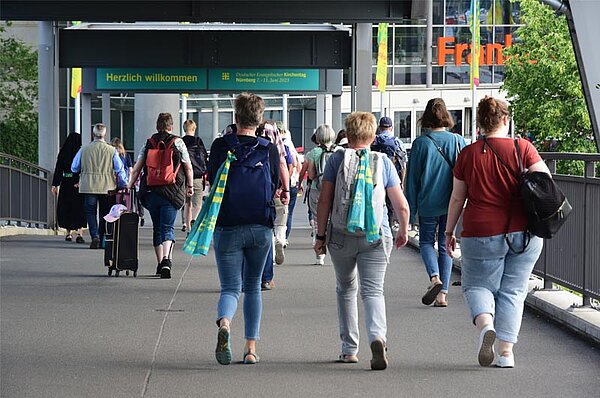 Menschen gehen in die U-Bahn-Station