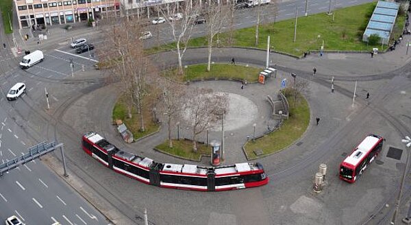 Straßenbahn, Bus und Autos am Plärrer, fotografiert vom Plärrer-Hochhaus