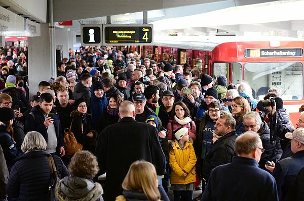 Fans am U-Bahnhof Scharfreiterring