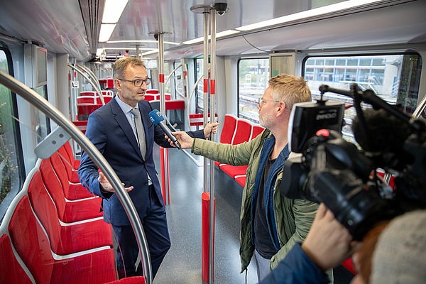 Der offene, einladende Innenraum der neuen Züge kam auch als Interview-Kulisse gut an. Pressevorstellung der neuen Züge