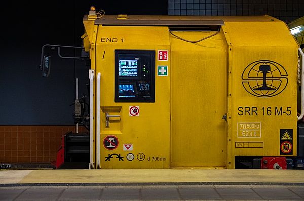 Neuer Schliff für die U-Bahn-Schienen – Spenozug auf U1, U2 und U3 unterwegs. Neuer Schliff für die U-Bahn-Schienen – Spenozug auf U1, U2 und U3 unterwegs.