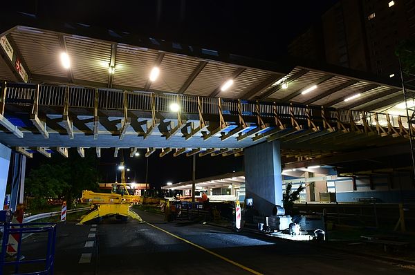 U-Bahnhof Messe: Im Zuge der Sanierungsarbeiten wird eine provisorische Fußgängerbrücke eingebaut.