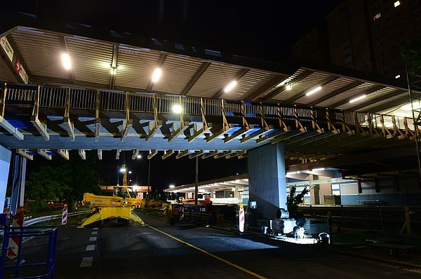 U-Bahnhof Messe: Im Zuge der Sanierungsarbeiten wird eine provisorische Fußgängerbrücke eingebaut. U-Bahnhof Messe: Im Zuge der Sanierungsarbeiten wird eine provisorische Fußgängerbrücke eingebaut.