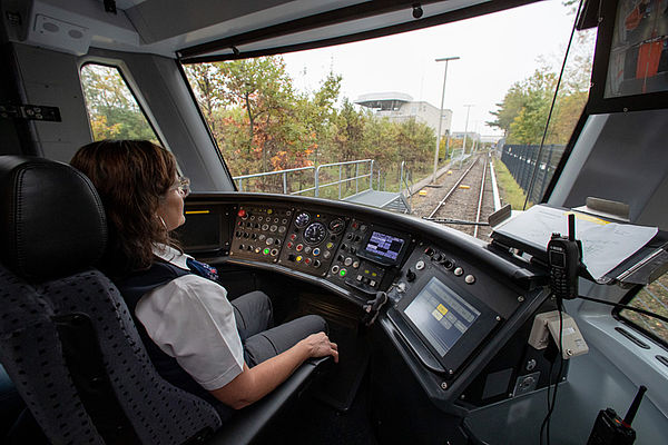 Der Blick aus dem Fahrerstand des G1 bei der ersten Fahrt mit Pressevertretern auf unserem Betriebsgelände. Pressevorstellung der neuen Züge