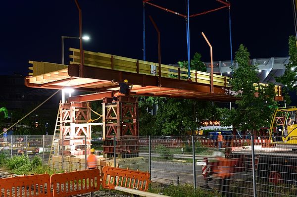 U-Bahnhof Messe: Im Zuge der Sanierungsarbeiten wird eine provisorische Fußgängerbrücke eingebaut. U-Bahnhof Messe: Im Zuge der Sanierungsarbeiten wird eine provisorische Fußgängerbrücke eingebaut.