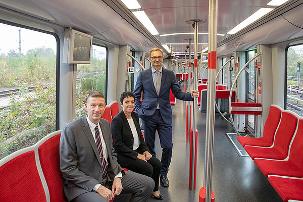 VAG-Vorstand Technik und Marketing, Tim Dahlmann-Resing, CEO von Siemens Mobility, Sabrina Soussan und der VAG-Vorstandsvorsitzende Josef Hasler haben den G1 Medienvertretern vorgestellt. Pressevorstellung der neuen Züge