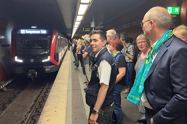 VAG-Mitarbeiter unterstützen Fahrgäste in der U-Bahn