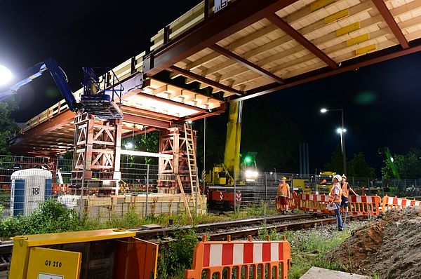 U-Bahnhof Messe: Im Zuge der Sanierungsarbeiten wird eine provisorische Fußgängerbrücke eingebaut. U-Bahnhof Messe: Im Zuge der Sanierungsarbeiten wird eine provisorische Fußgängerbrücke eingebaut.