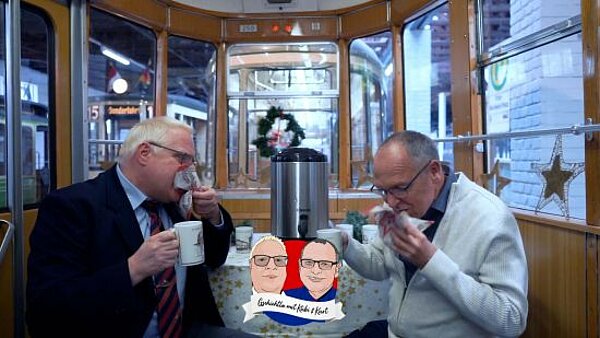 Kübi und Kurt in einer Oldtimer-Straßenbahn mit Lebkuchen und Glühwein