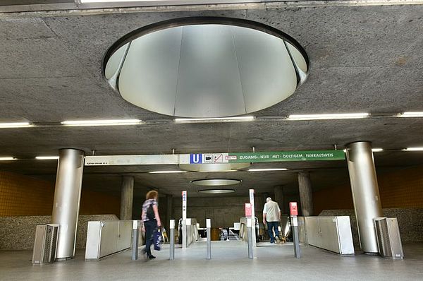 Die Lichtkuppeln bringen Tageslicht in unterirdische U-Bahn-Stationen.