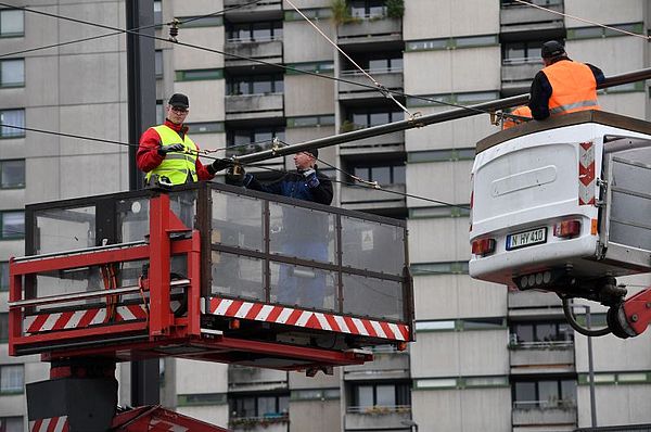 Altersbedingte Erneuerung der Oberleitung in der Scharrer- und Hainstraße. Altersbedingte Erneuerung der Oberleitung in der Scharrer- und Hainstraße.