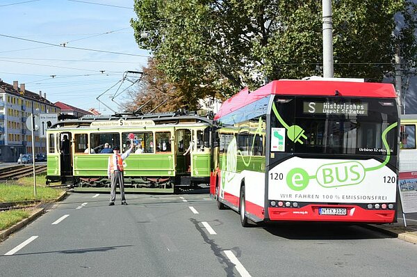 eBus und historische Straßenbahn in der Regensburger Straße